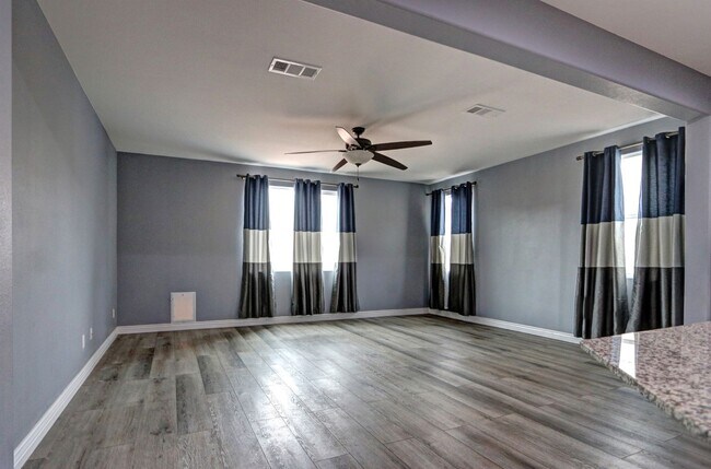 Building Photo - Immaculate 4 Bedroom Home