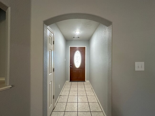 Building Photo - Beautiful 3 Bed 2 Bath Home w/ 2-Car Garage