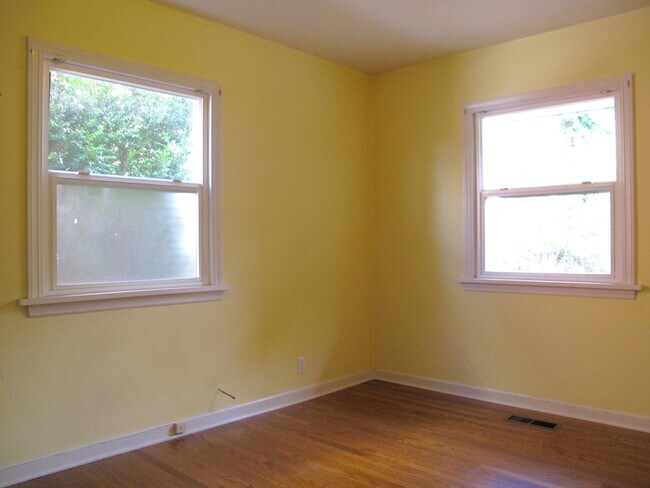 Building Photo - Spacious 3 Bedroom Craftsman Home In Queen...