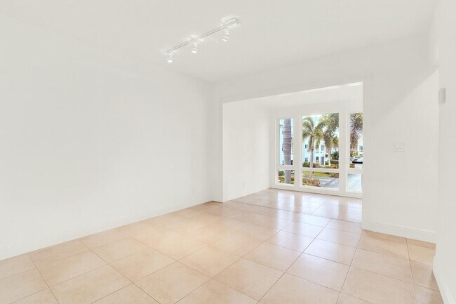 Building Photo - 32 Colonial Club Dr