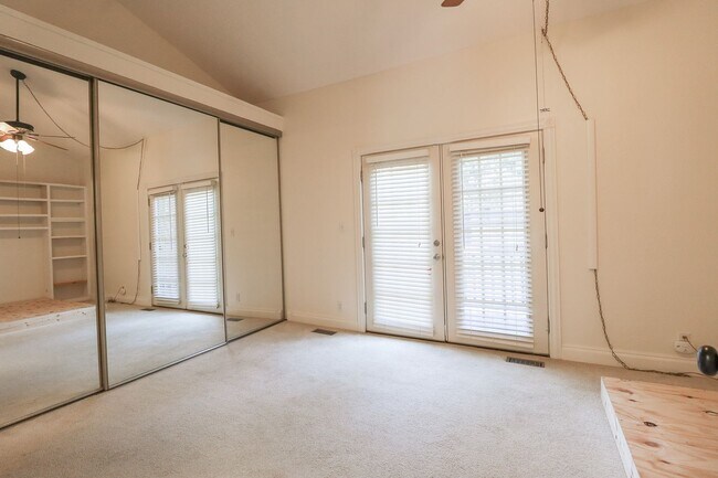 Building Photo - $1,655 / 2 Bed / 2 Bath / 1,150 sqft REMOD...