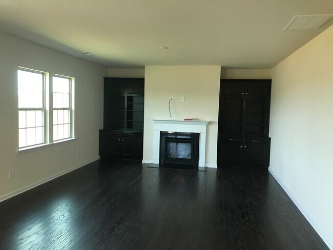 Building Photo - Beautiful home for you and your family