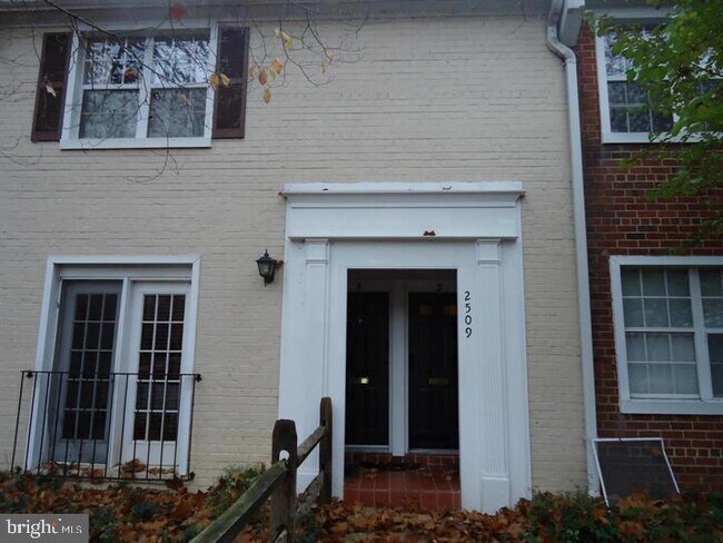 Building Photo - 2509 S Walter Reed Dr