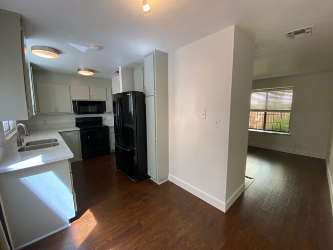 Building Photo - Updated Midtown 2 Bedroom Townhouse in Gat...