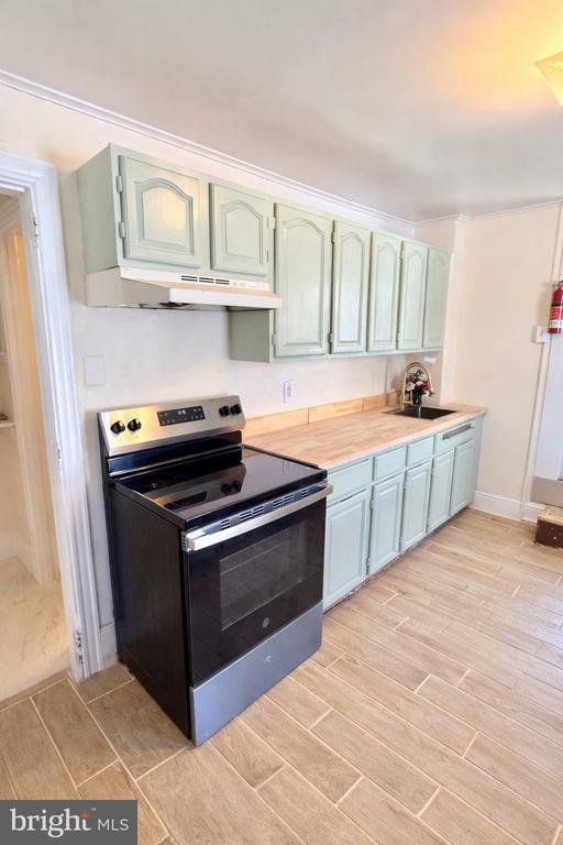 Building Photo - 327 Main St