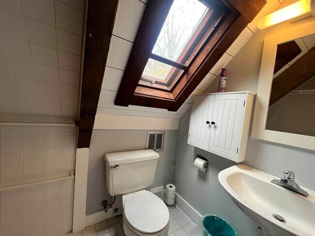 Building Photo - 112 Greensward Dr