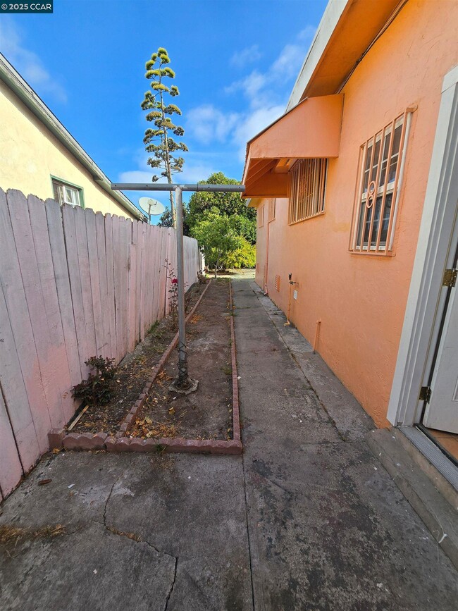 Building Photo - 2849 Rheem Ave
