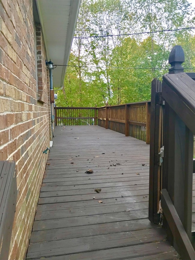Building Photo - 220 Highwood Dr
