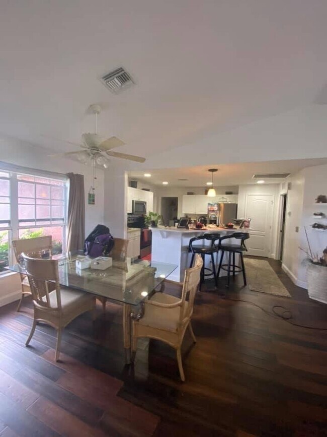 Building Photo - 2028 NE Juanita Pl