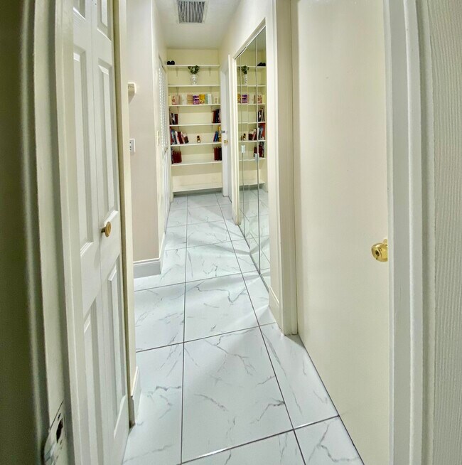 Building Photo - 938 Sumter Rd E