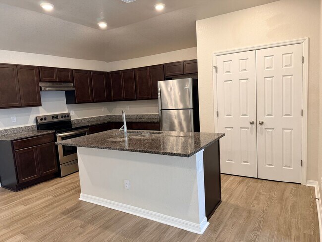 Building Photo - Polished and Inviting modern 2-bedroms, 2-bath