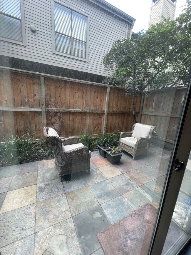 Building Photo - 6000 Sugar Hill Dr