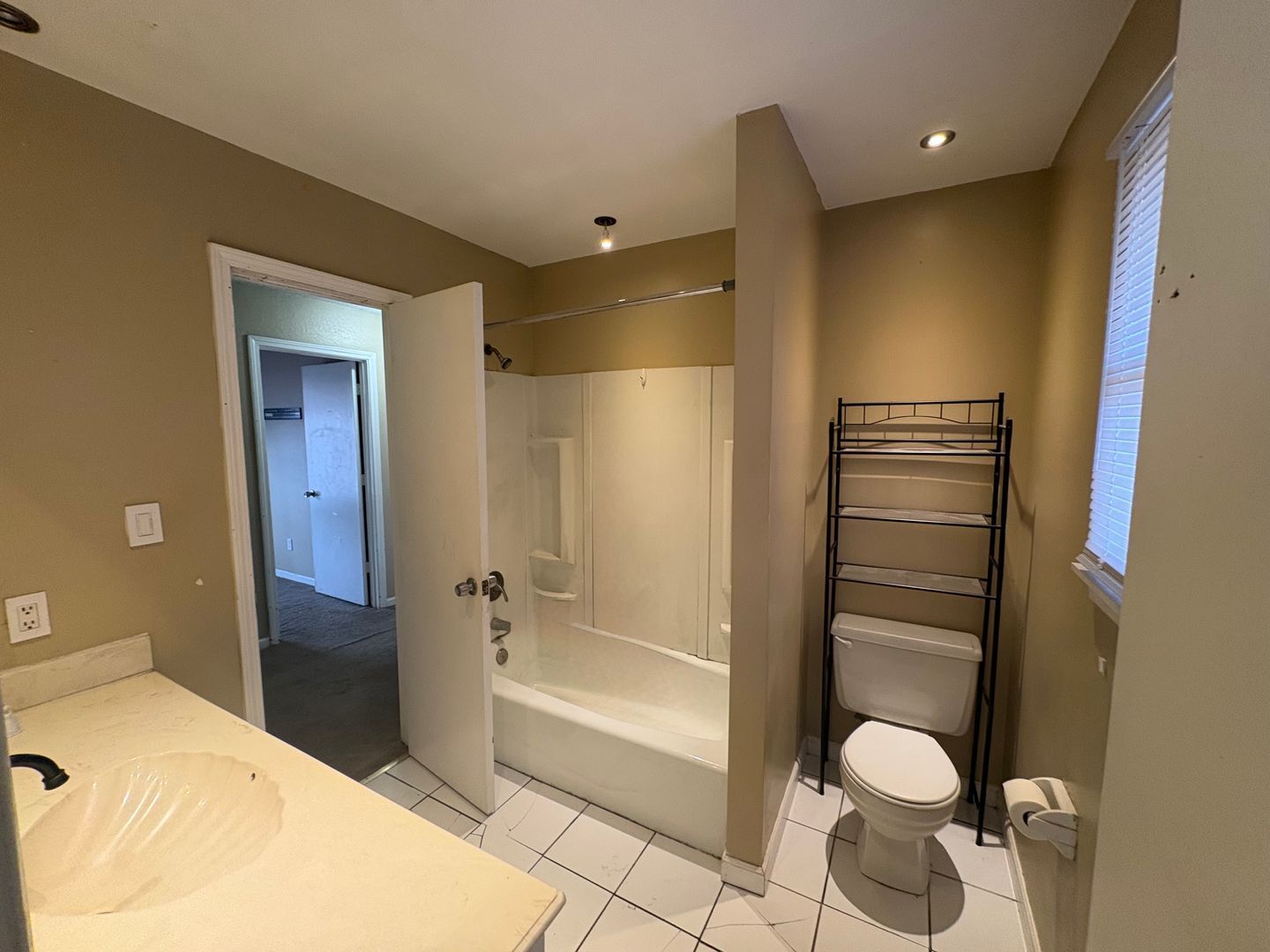 Building Photo - 1120 NE 9th St