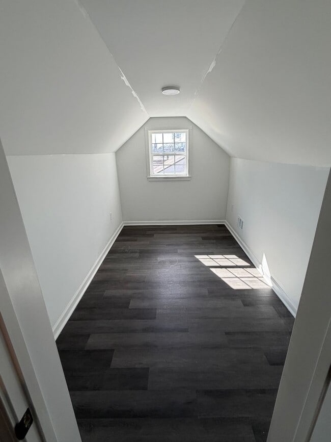 Building Photo - 222 Burnett St