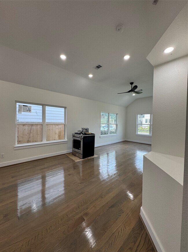 Building Photo - 923 Adele St