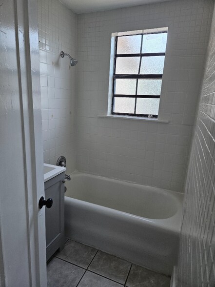 Building Photo - 420 N Oleander Ave