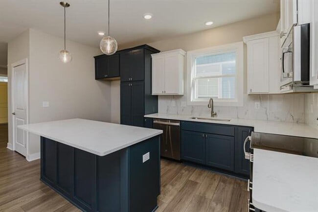 Building Photo - Brand New 5 bed/3.5 bath