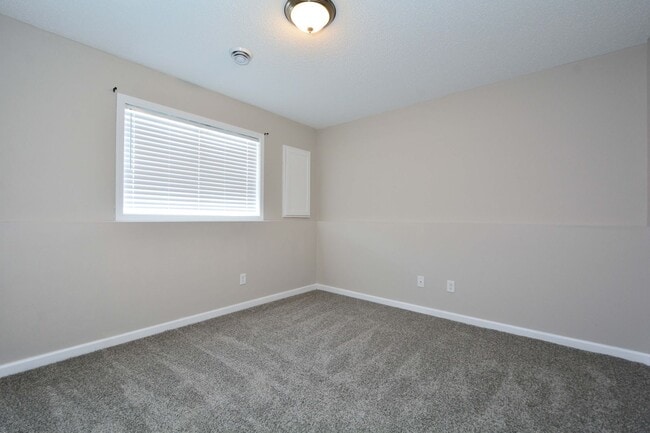 Building Photo - Newly Updated Townhouse Available Now in Monticello!