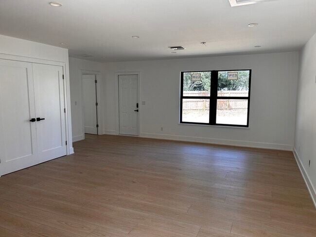 Building Photo - 1100 Kriss Ln