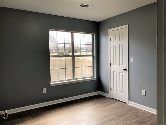 Building Photo - 4311 Creekview Dr