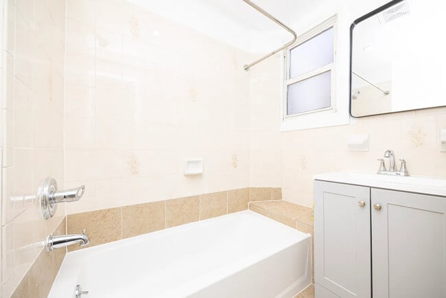 Building Photo - 667 Glenmore Ave