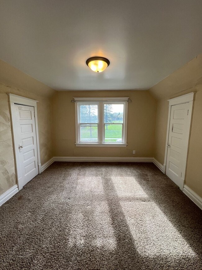 Building Photo - AVAILABLE JUNE - Upper 2 Bed 1 Bath in Billings Park Superior
