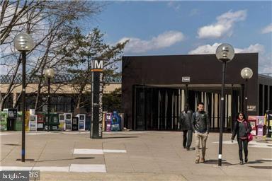 Building Photo - 7011 Falls Reach Dr