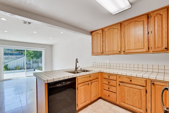 Building Photo - 6651 Bunker Hill Ct