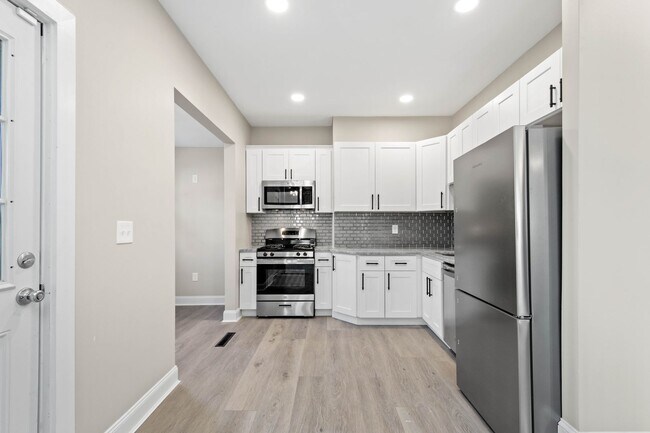 Building Photo - Stunning 2 bedroom home in North Side available Feb 1!