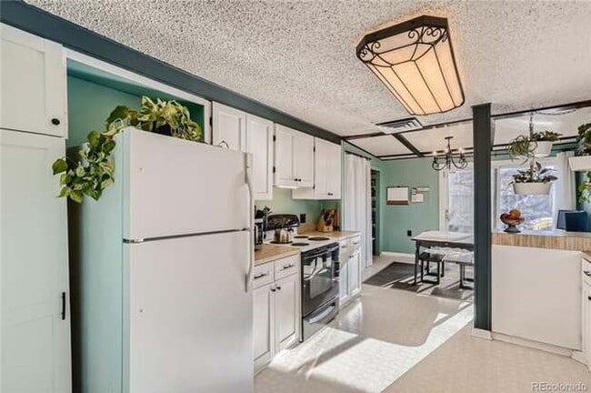 Building Photo - Great Location!  Updated Bungalow 2 bed, 1 bath with a bright open floorplan- fences yard- $500 o...