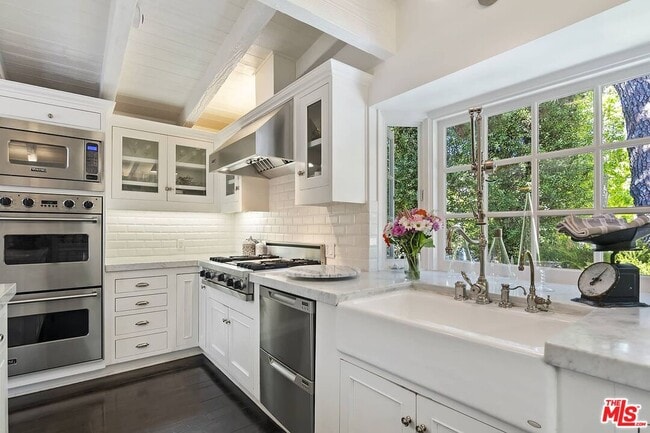 Building Photo - 111 S Glenroy Ave