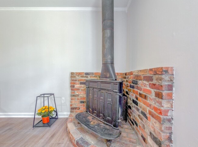 Building Photo - 703 3rd St NE