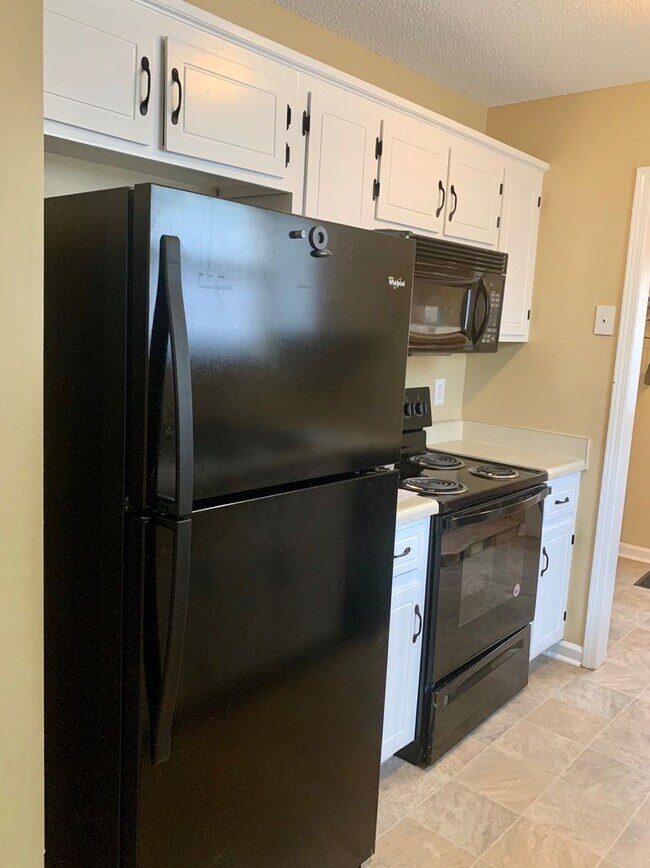 Building Photo - Conveniently Located! Cute home with 3 bed...