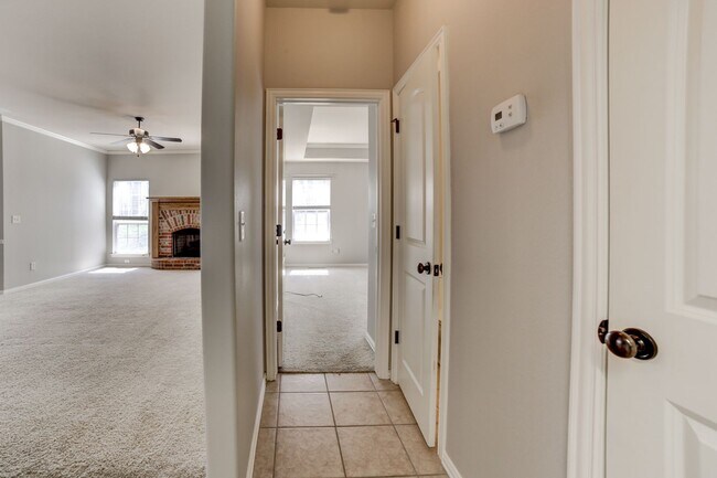 Building Photo - 5 Bed | 2.5 Baths | Broken Arrow