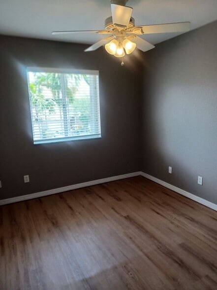 Building Photo - Townhouse with Amenities Galore: 3 BR / 2.5 Bath In The Colonnade Community