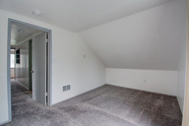 Building Photo - 3 bedroom/3 Bathroom House- In Town with Large yard