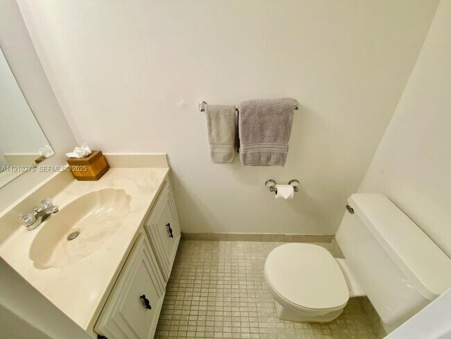 Building Photo - 800 Parkview Dr