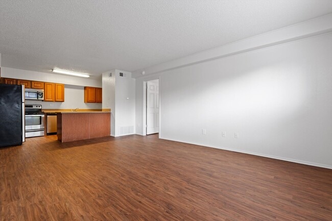 Building Photo - 205 5th St