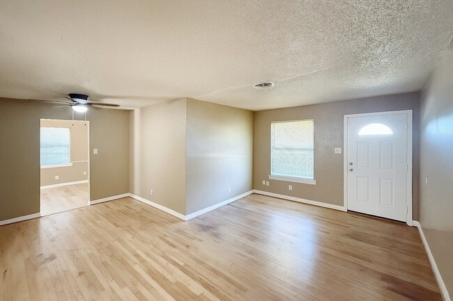 Building Photo - 822 Bandera Ln