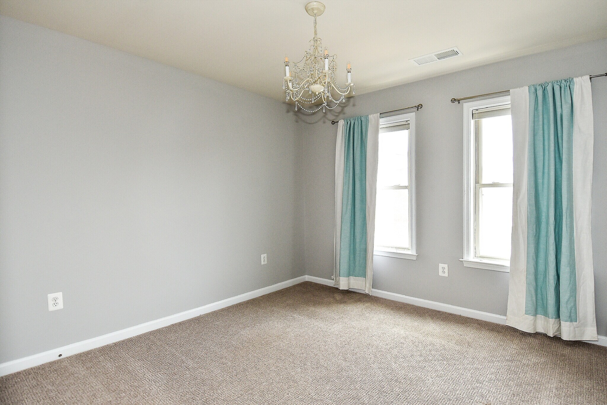Building Photo - 2602 S Kenmore Ct