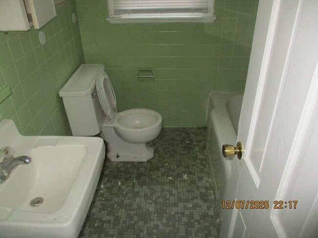 Building Photo - 1415 N Davis St