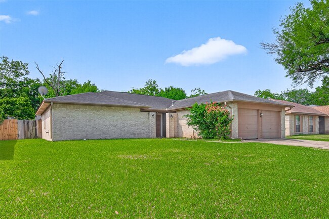 Building Photo - 2310 Woodwind Dr