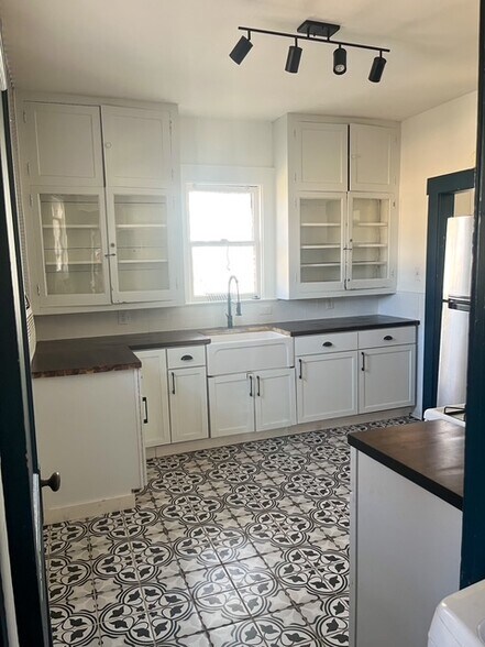 Kitchen - 719 W French Plz