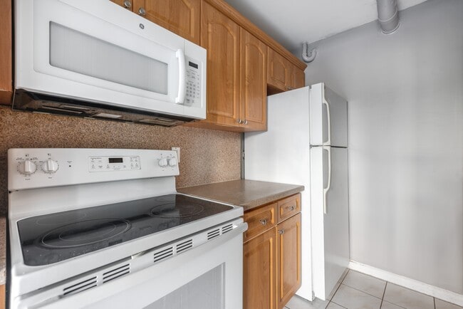 Building Photo - 2140 Sherwood Forest Blvd