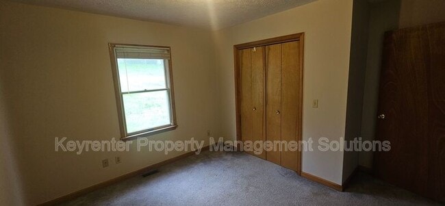 Building Photo - 2 Singing Pines Ln