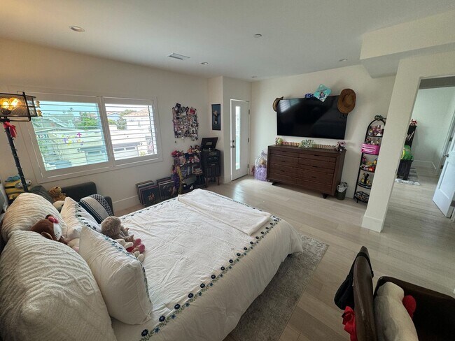 Building Photo - Luxury Coastal Living – Brand New Custom H...