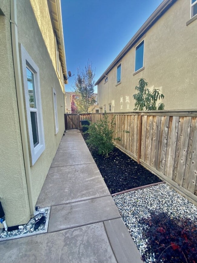 Building Photo - Beautiful and Sunny Home in Roseville Awai...