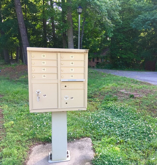 Building Photo - Charming 2 bedroom condo off of Jamestown Road! AVAILABLE July 2026!