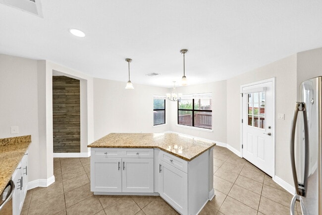 Building Photo - Spacious & Thoughtfully Updated 4-Bedroom ...