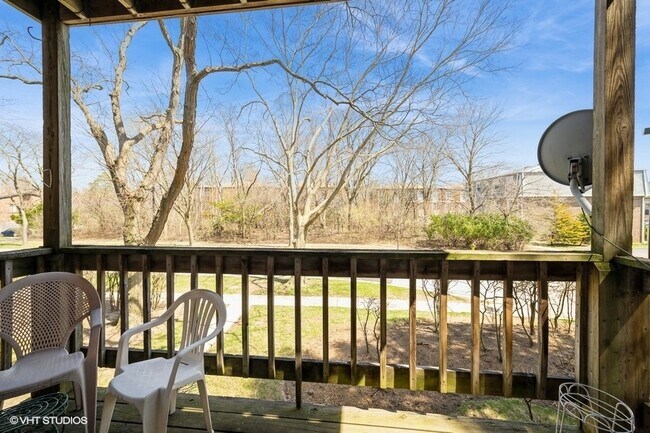 Building Photo - 260 E Court of Shorewood